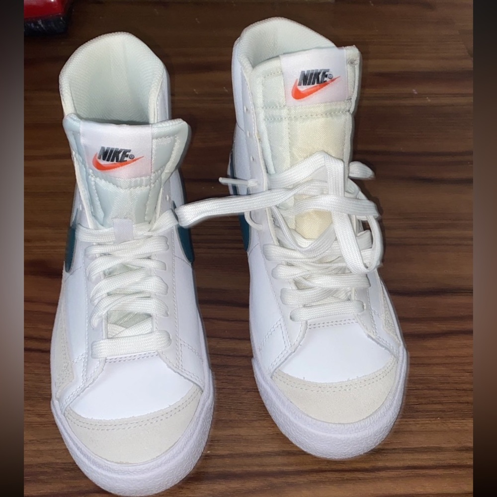 Nike - Picture 2 of 4